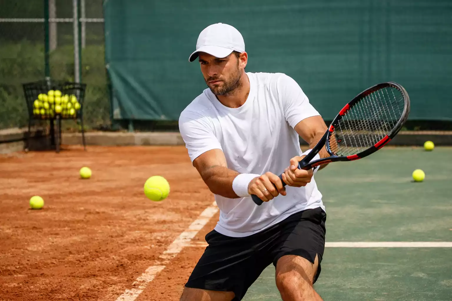 Jugador entrenando durante período de transición entre superficies