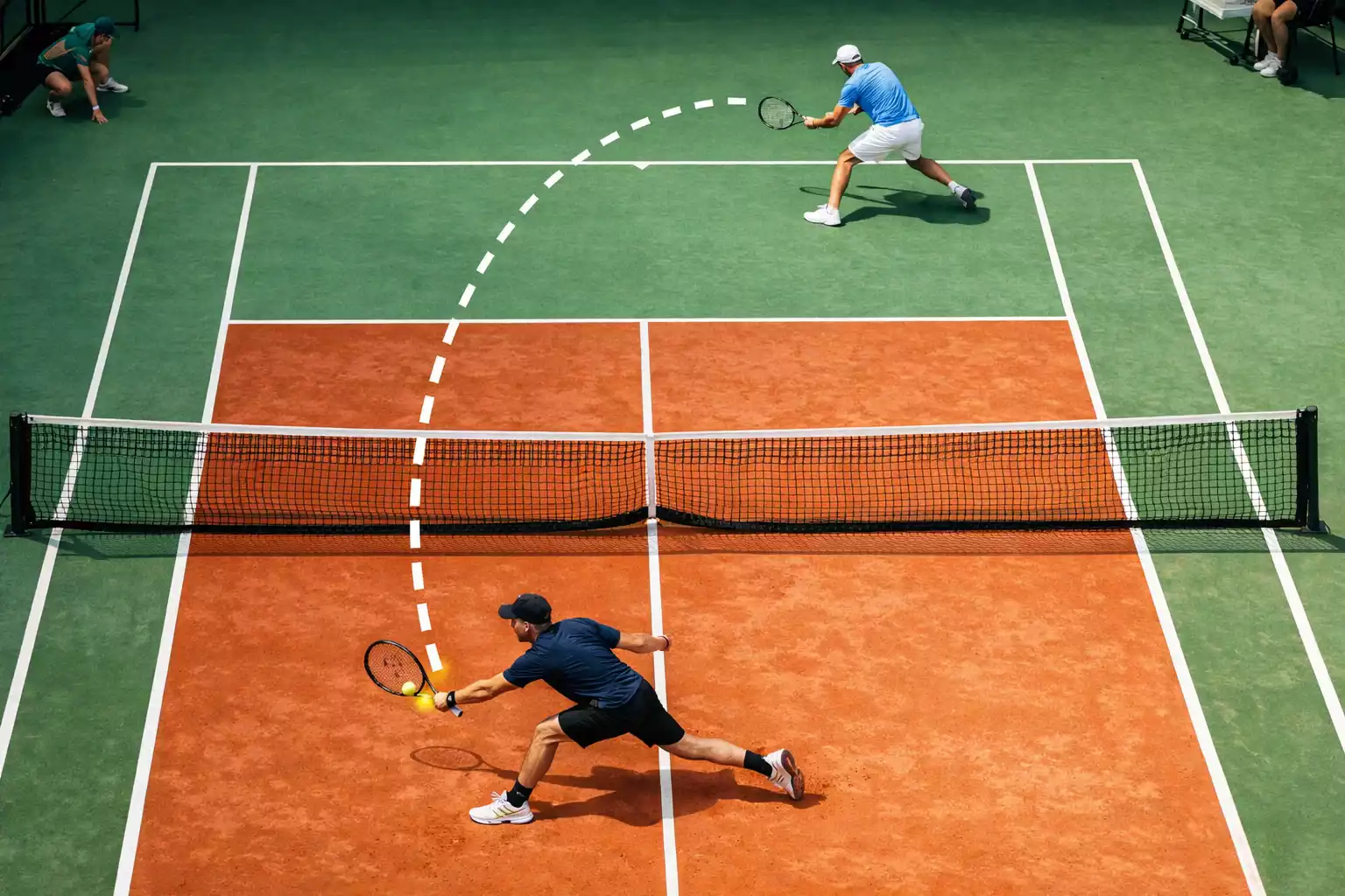 Vista cenital de pista de tenis durante intercambio de golpes