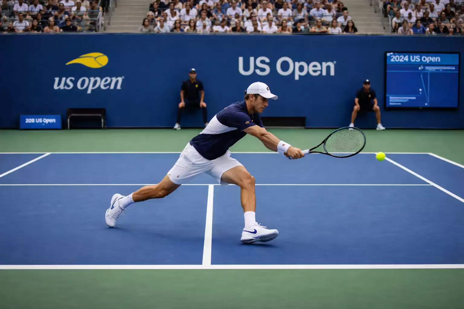 Pista dura azul del US Open con líneas blancas